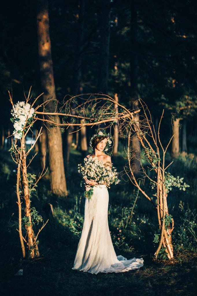 Невеста у свадебной арки в лесу