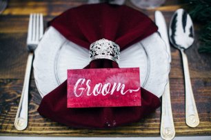 Сервировка стола в цвете марсала