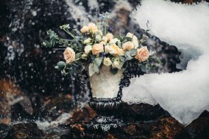 Цветочная композиция в водопаде со льдом