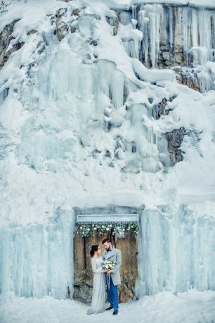 Выездная регистрация на фоне стены из голубого льда