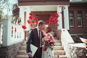 Декор зоны выездной регистрации бумажными цветами