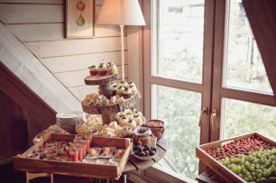 Фуршетный стол в эко-стиле на свадьбеНикиты и Риты.