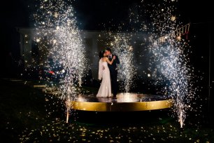 Парящая сцена для выездной церемонии