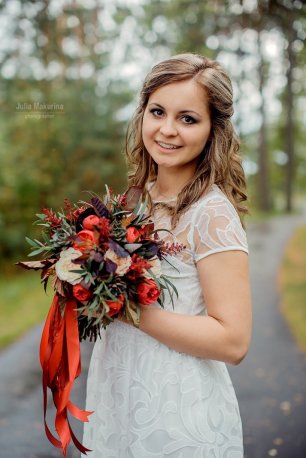 Прекрасная невеста и её яркий букет.