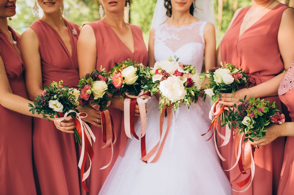 Подружки невесты в платьях цвета "пыльная роза"
