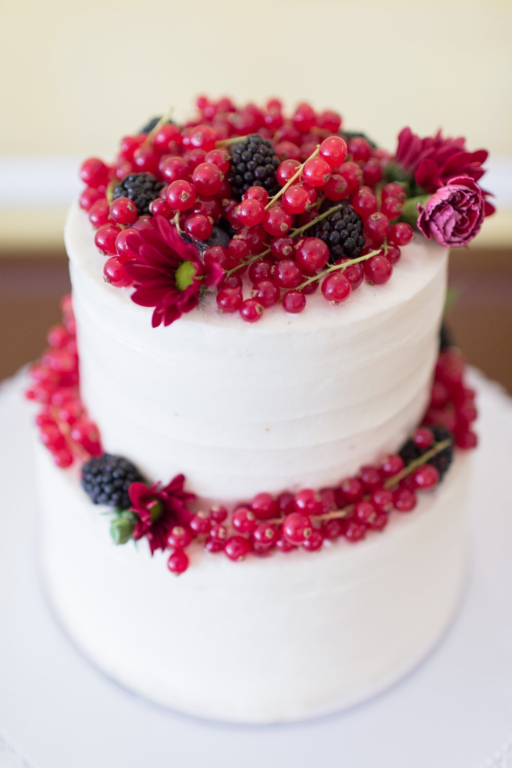 торт с ягодами, украшение торта красной смородиной, красивые торты,  украшение торта ягодами, свадебные торты с ягодами, Свадебное агентство  Москва