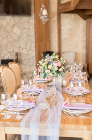 Нежное оформление гостевых столов