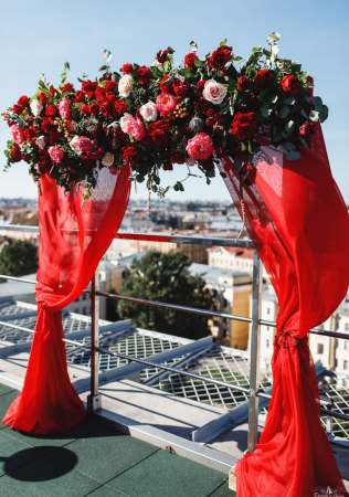 свадьба в красном цвете, красная свадебная арка, организатор PEOPLE IN LOVE