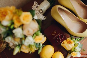 Букет и бутонерка, а также туфли в тон основного цвета свадьбы