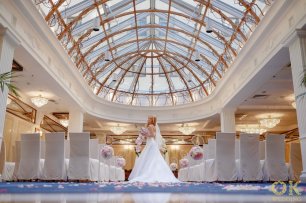 Невеста в зале свадебной церемонии