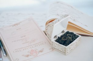 Оформление подушечки для колец на лесной свадьбе