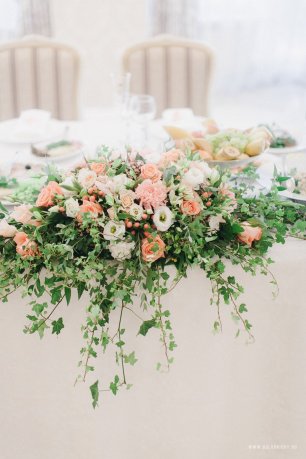 Оформление стола цветочными раннерами