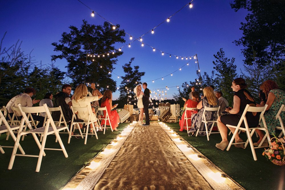 Выездная церемония + световое оформление = Яркая насыщенная впечатлениями свадьба 