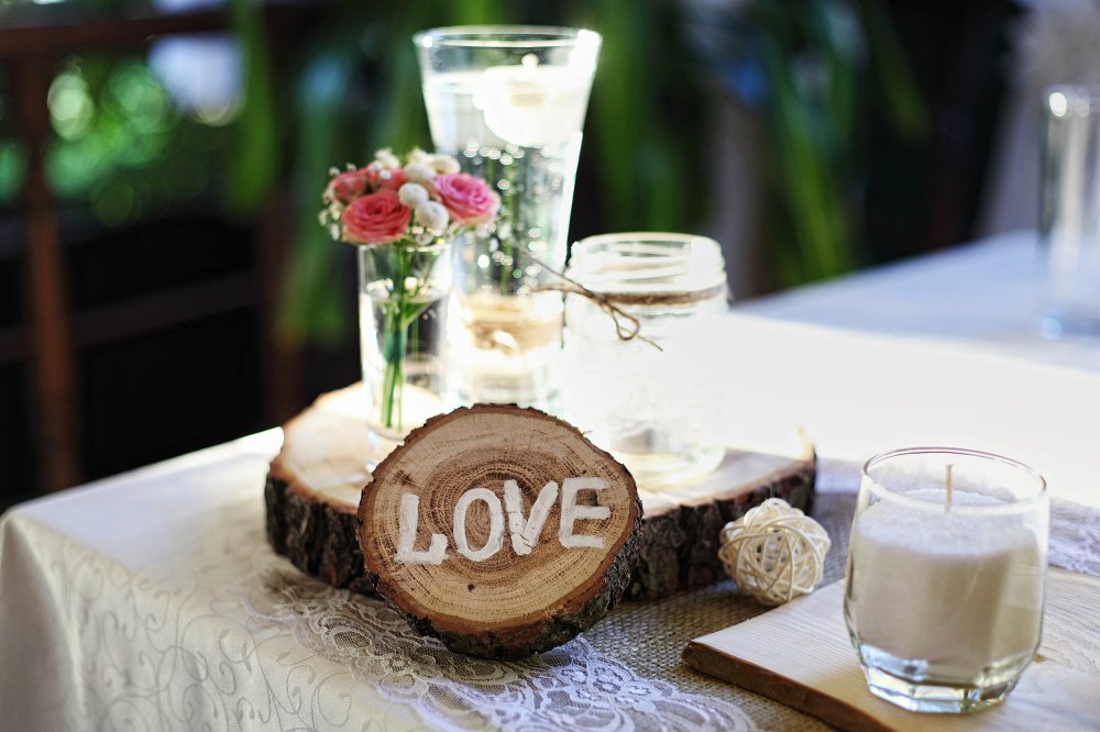 Для оформления стола мы использовали натуральные материалы