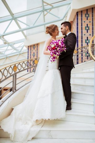 Фиолетовые орхидеи в букете невесты