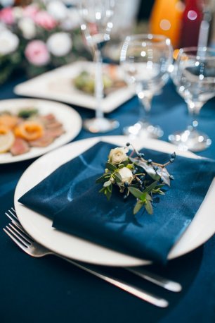 Сервировка стола с цветами