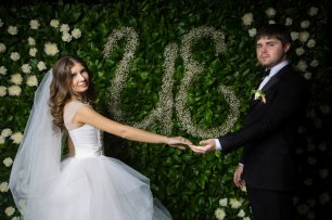 Фотозона из живых цветов и зелени