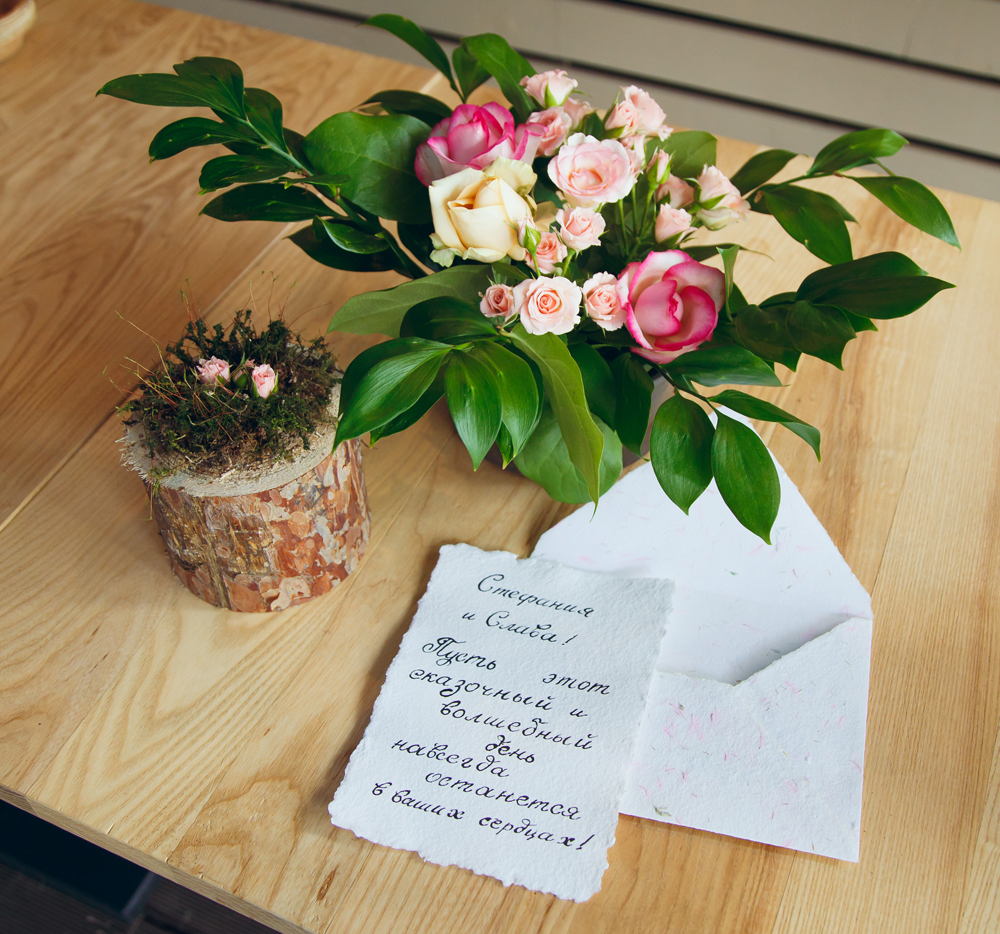 Флористические композиции на пенечках и бумага ручной работы для свадьбы в экостиле