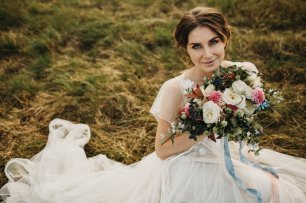 Невероятной красоты невеста и букет