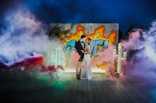 Сказочная церемония прошла на крыше в американском стиле.