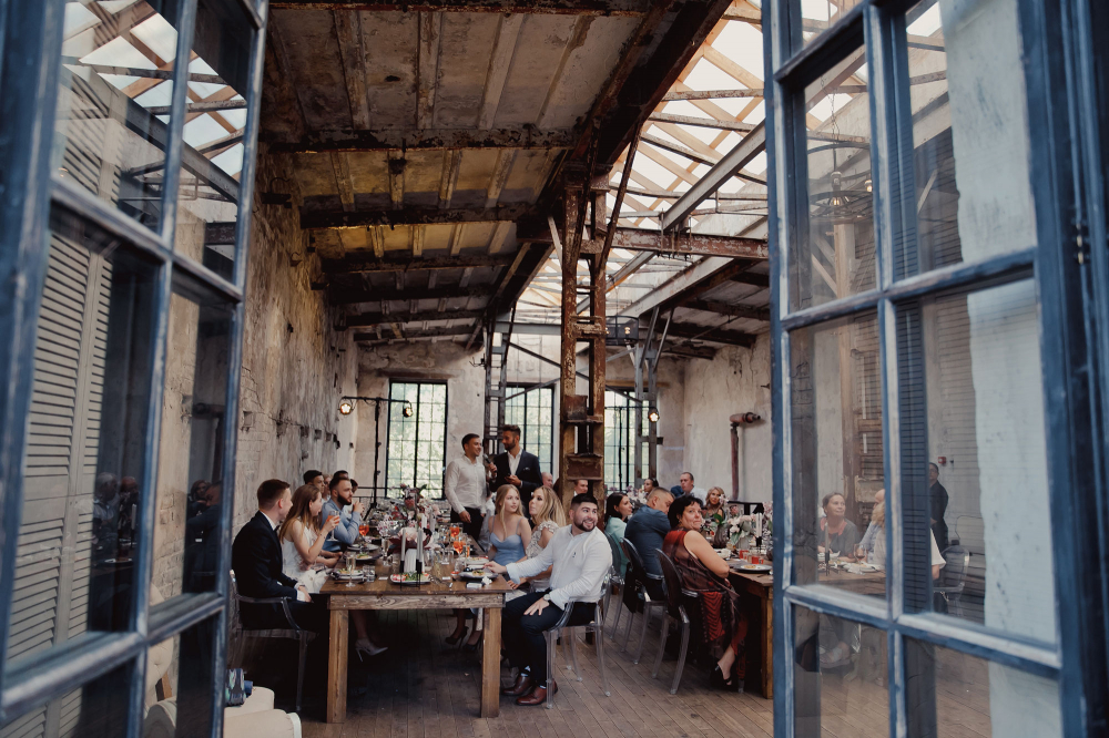 Свадебный ужин в формате лофт. Длинные столы по европейской традиции и ужин из блюд по меню.