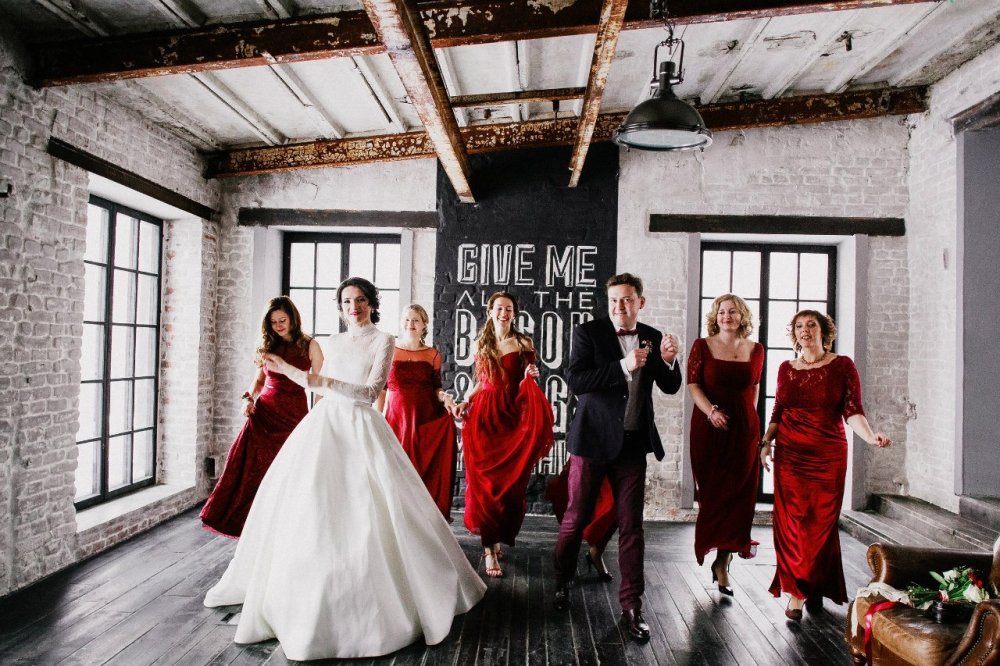 Организатор- Свадебная мастерская "Атмосфера" совместно
с Veil Wedding
Фотографы Анастасия и Денис Исаевы @anastasia_barsstudio
Видеограф- Денис Аганин
Ведущий-Никита Ватутин
Декор- Декор Мания
Флористика-Lacy Bird