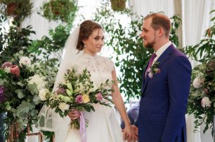 Оформление свадебной церемонии многочисленной растительностью и цветами