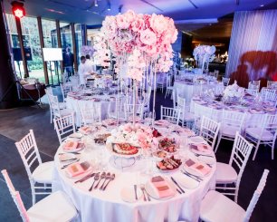 Роскошное оформление столов цветочными композициями