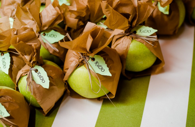съедобные подарки гостям на свадьбе, свежие яблоки, организатор САХАРНАЯ ПУДРА