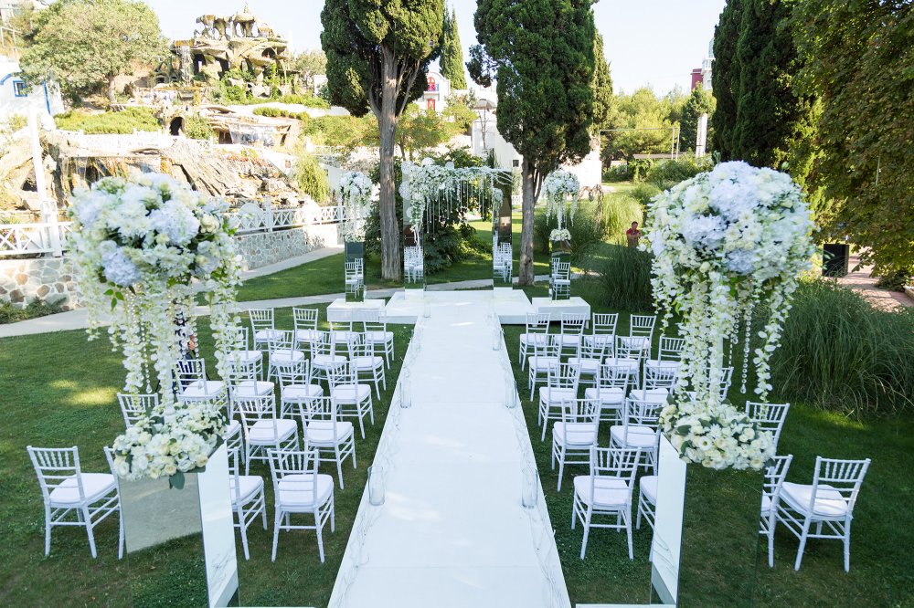 Осенняя зеркальная выездная свадебная церемония в Крыму