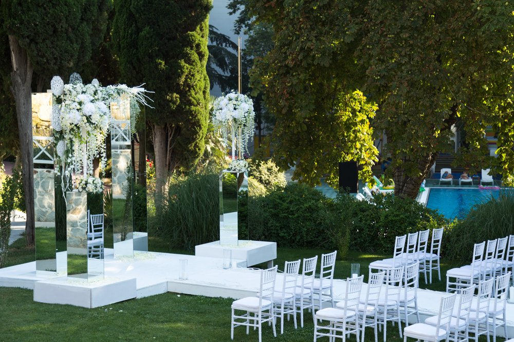 Осенняя зеркальная выездная свадебная церемония в Крыму