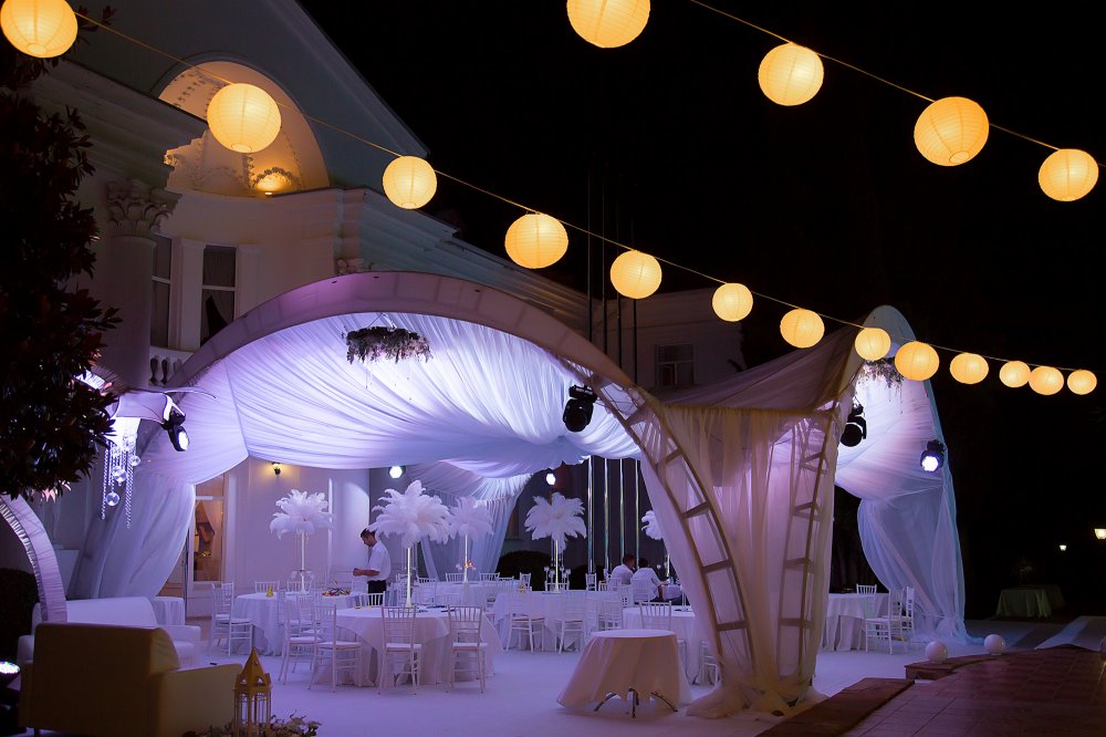 Вечерний банкет в арочном шатре