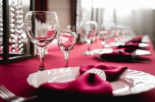 Декор в бело-винных оттенках