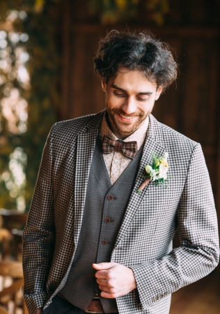 жених в костюме-тройке с принтом, организатор SKAZKA PROJECT