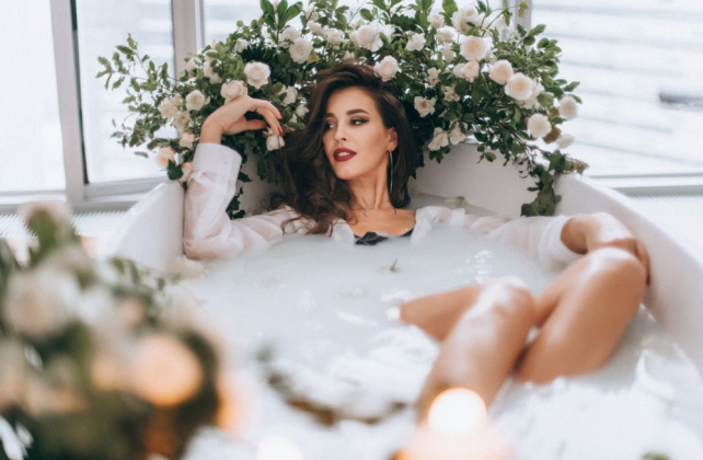 утро невесты, фотосессия невесты в ванне с цветами, организатор SKAZKA PROJECT
