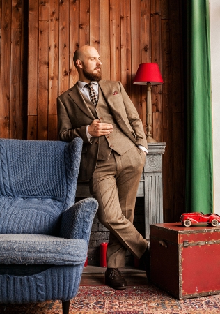 жених в бежевом костюме-тройке, организатор SKAZKA PROJECT