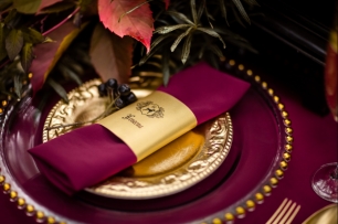 Винный цвет в оформлении стола