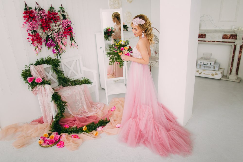 Розовое воздушное платье невесты