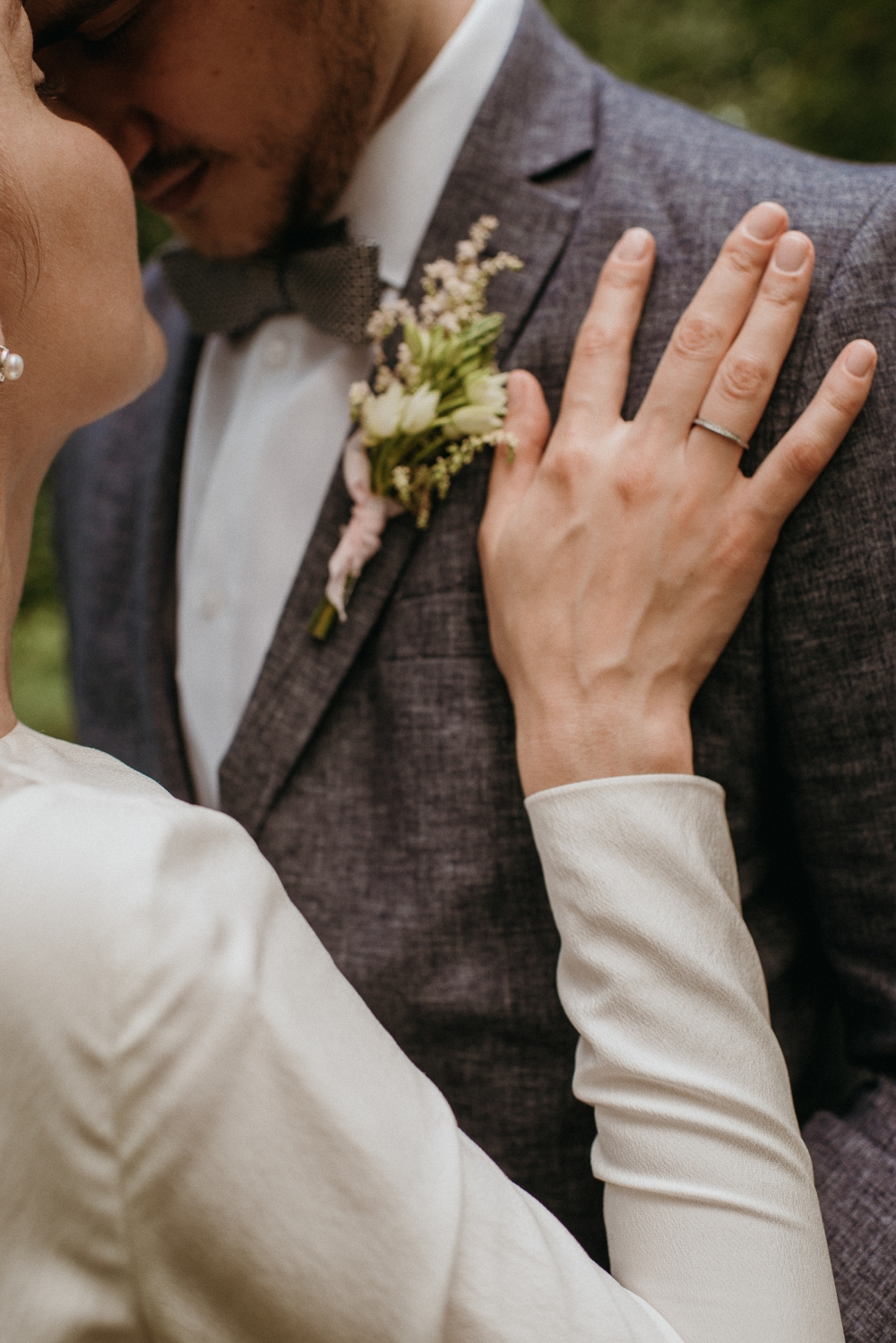 groom, wedding picture помолвка, невеста и жених, аксессуары жениха и  невесты, невеста на руках у жениха, бутоньерка для жениха и браслет невесты,  Свадебное агентство Москва