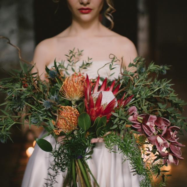 как подобрать форму букета под свадебное платье, крупный букет невесты, организатор WDAGENCY