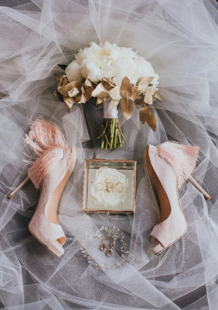 зимняя свадьба в белом, бежевом и золотом цвете, организатор IRIS WEDDING