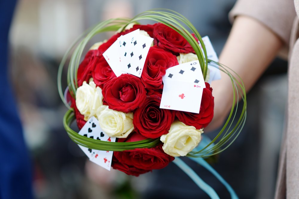 Букет невесты на свадьбе в стиле "Алиса в Стране чудес"