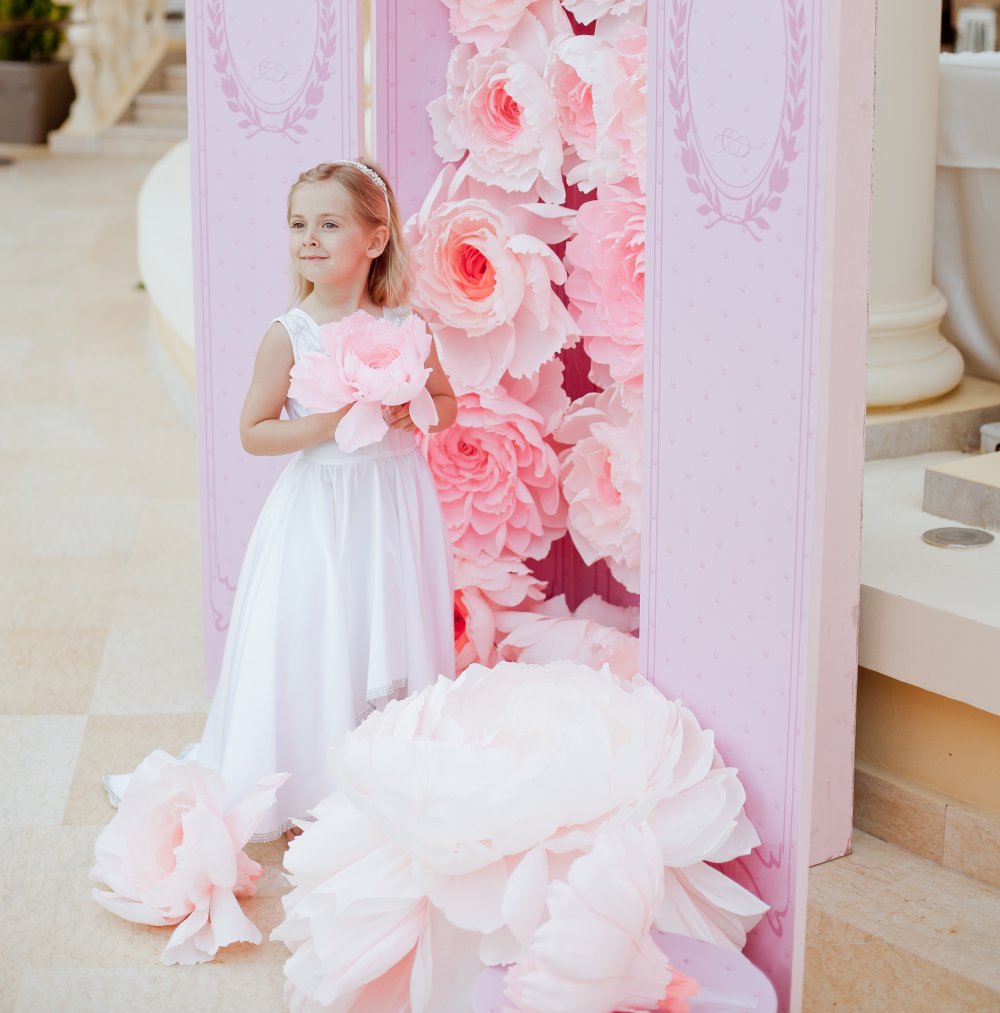 Свадебную подушечку для колец мы доверяем самой юной и прелестной гостье свадебной Церемонии...