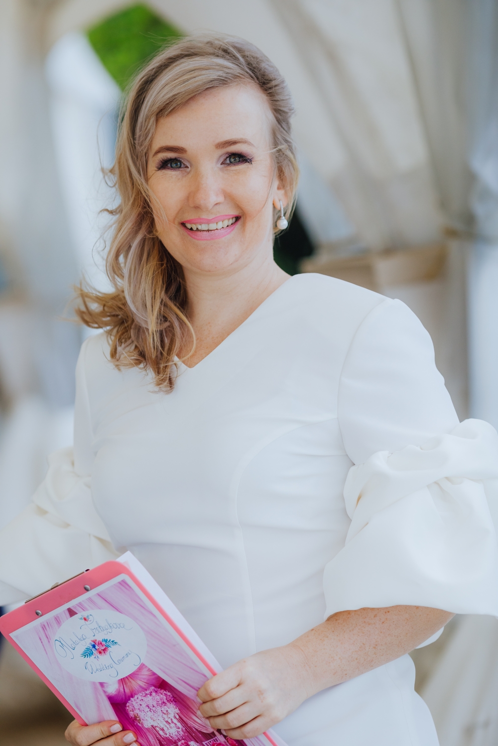 Наверное, есть ведущие, которые ведут Церемонии гораздо лучше меня... Но уверена в том, что никто не ведет их так, как это делаю я. 