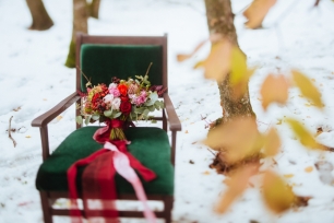 Букет невесты в ярких винных оттенках