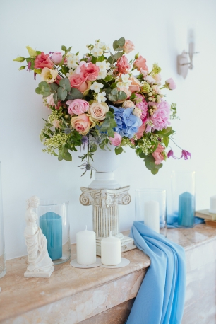 Детали утра невесты. Флористические композиции в каминном зале.