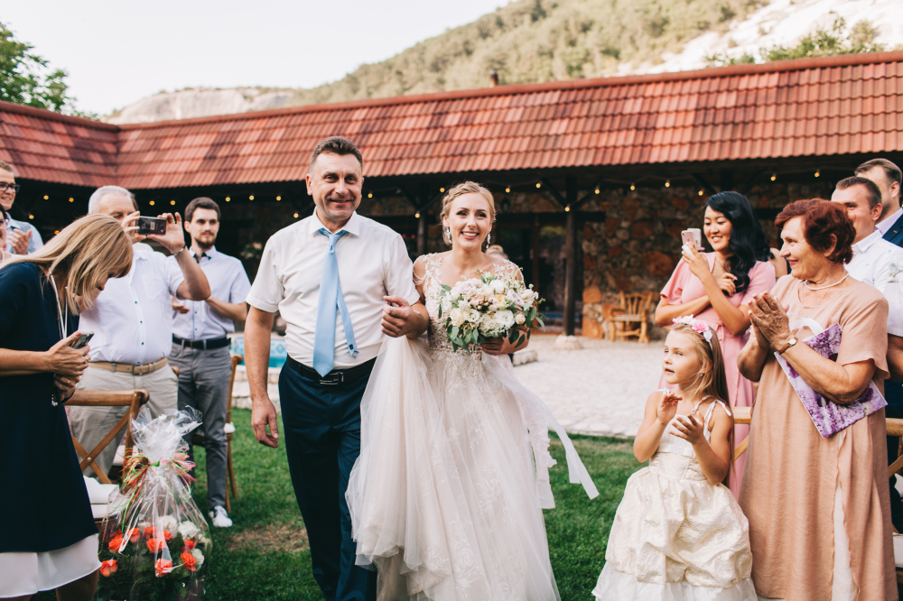 Выход невесты с папой.