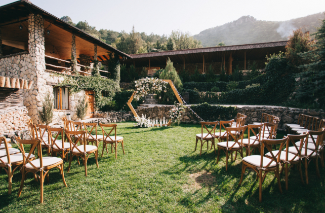 как рассадить гостей на церемонии, рассадка гостей полукругом, организация BIG DAY