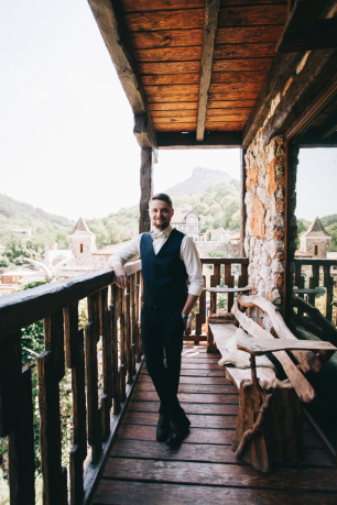 Утро жениха в отеле в горах Крыма.