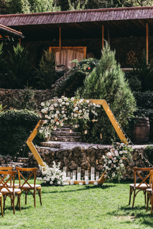 Выездная церемония в Крыму в усадьбе в горах.